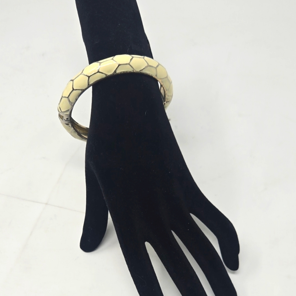 Vintage ** Cream Hexagon Pattern Vintage Bangle B… - image 1